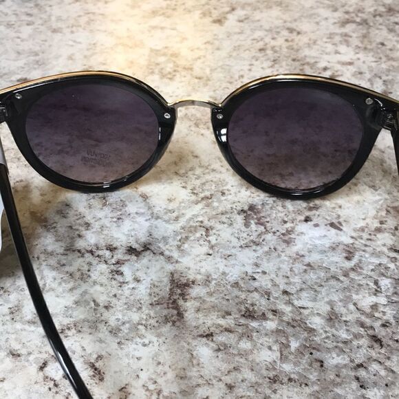 Women’s Round Sunglasses With Metal Detail…